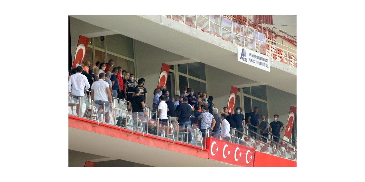 Protokol tribününde maç sonrası Sumudica gerginliği