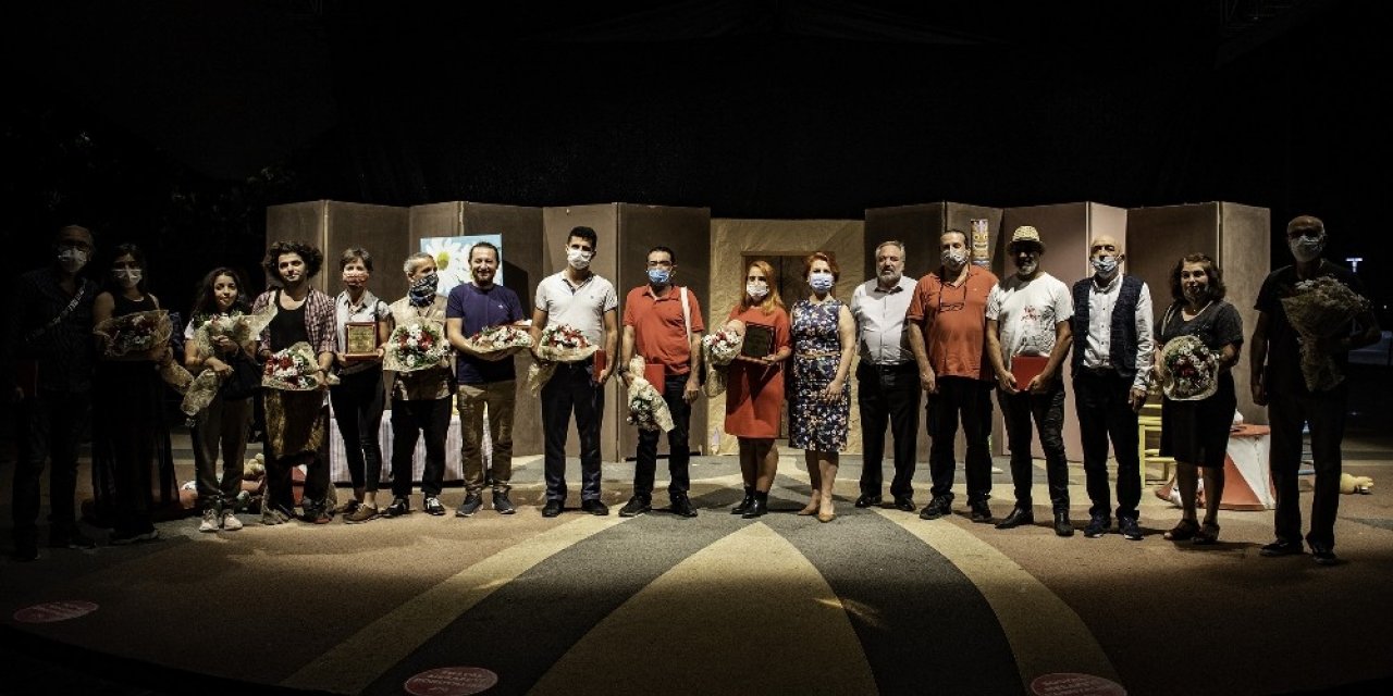 Yerel tiyatro toplulukları Mersinlilerle buluştu