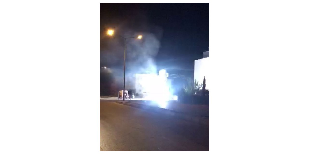 Gecenin karanlığını patlayan elektrik kabloları aydınlattı