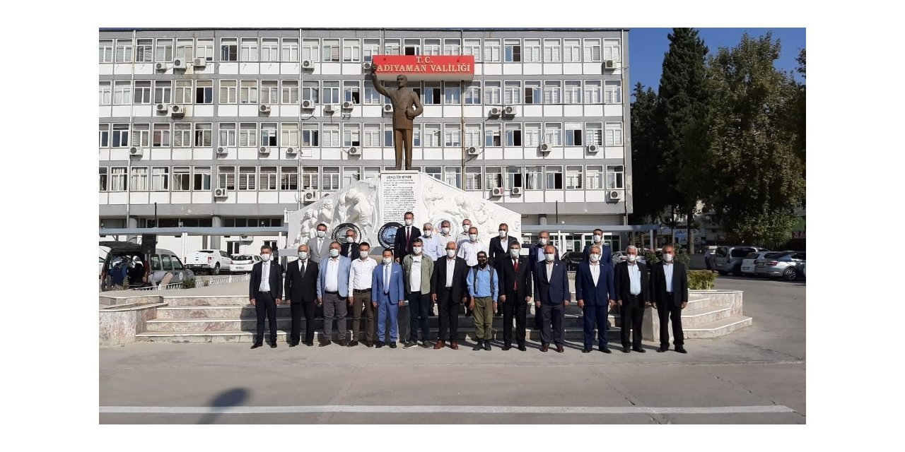 Muhtarlar çelenk bıraktı