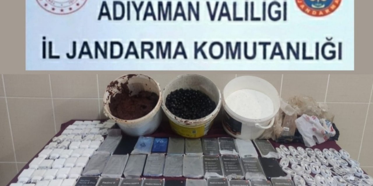 Salça ve deterjan kutularından kaçak telefon çıktı