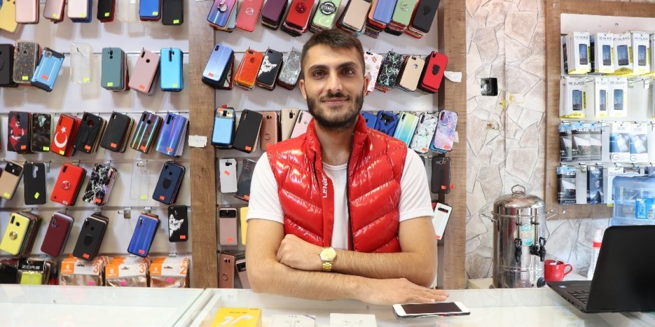 Çırağa tezgah kurup sıfır telefon çaldı, geriye dönüp dağıttığı reyonu topladı