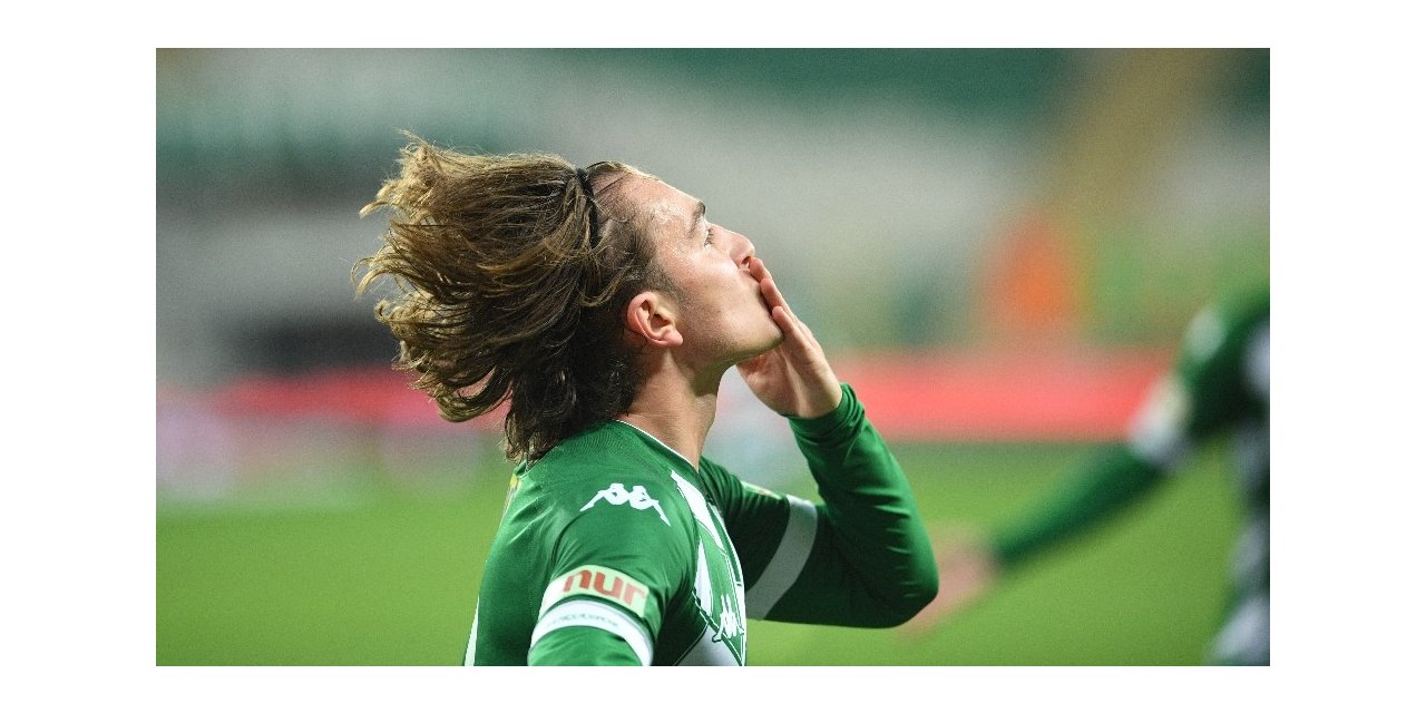 Bursasporlu futbolcu Ali Akman galibiyeti Vefa Temel’e armağan etti