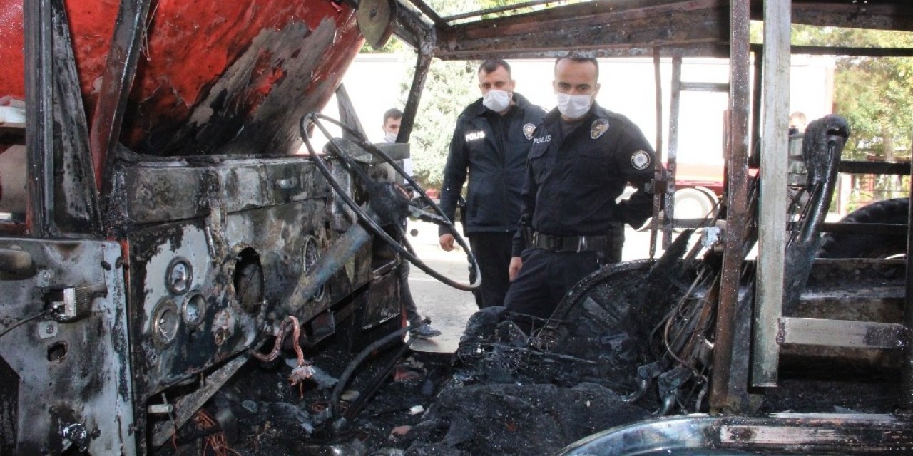 Park halindeki cip yanarak demir yığınına döndü