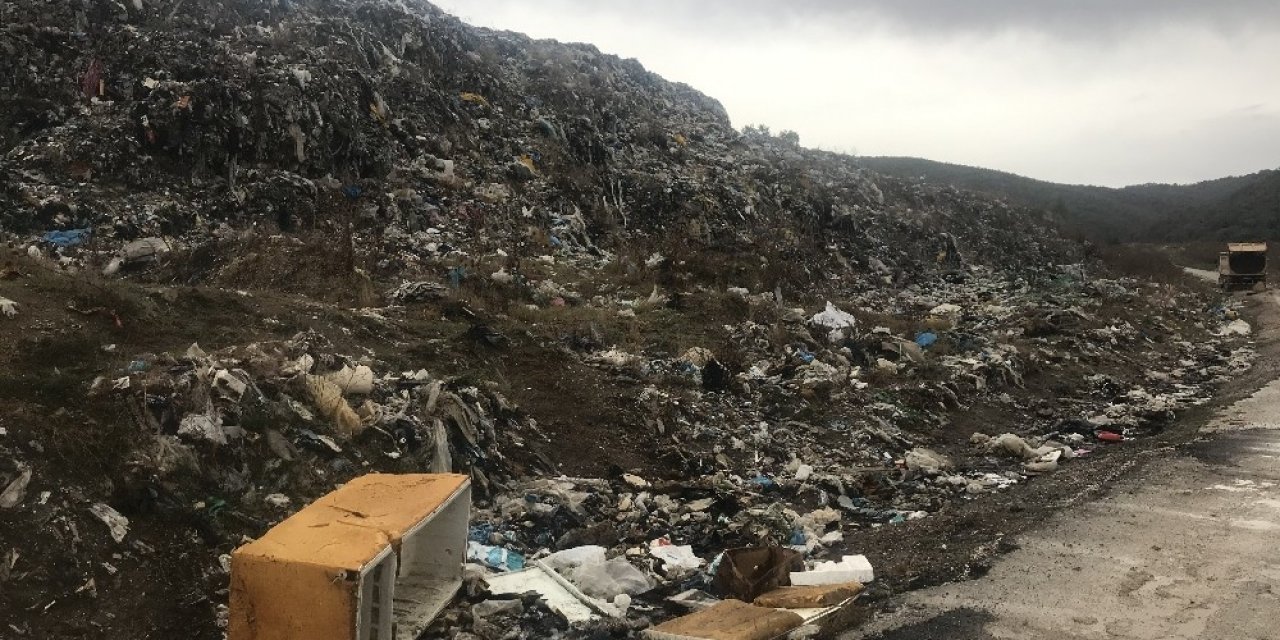 Yollarının genişletilip çöp alanının ıslah edilmesini bekliyorlar