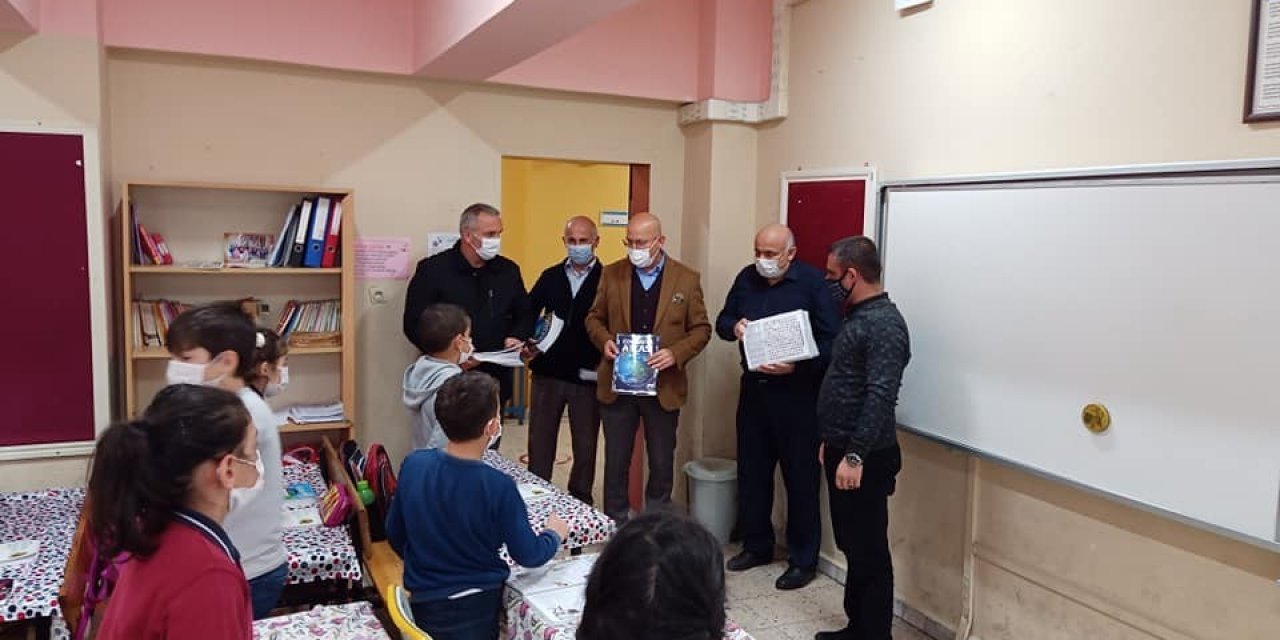 Başkan Ercan’dan çocuklara atlas hediye