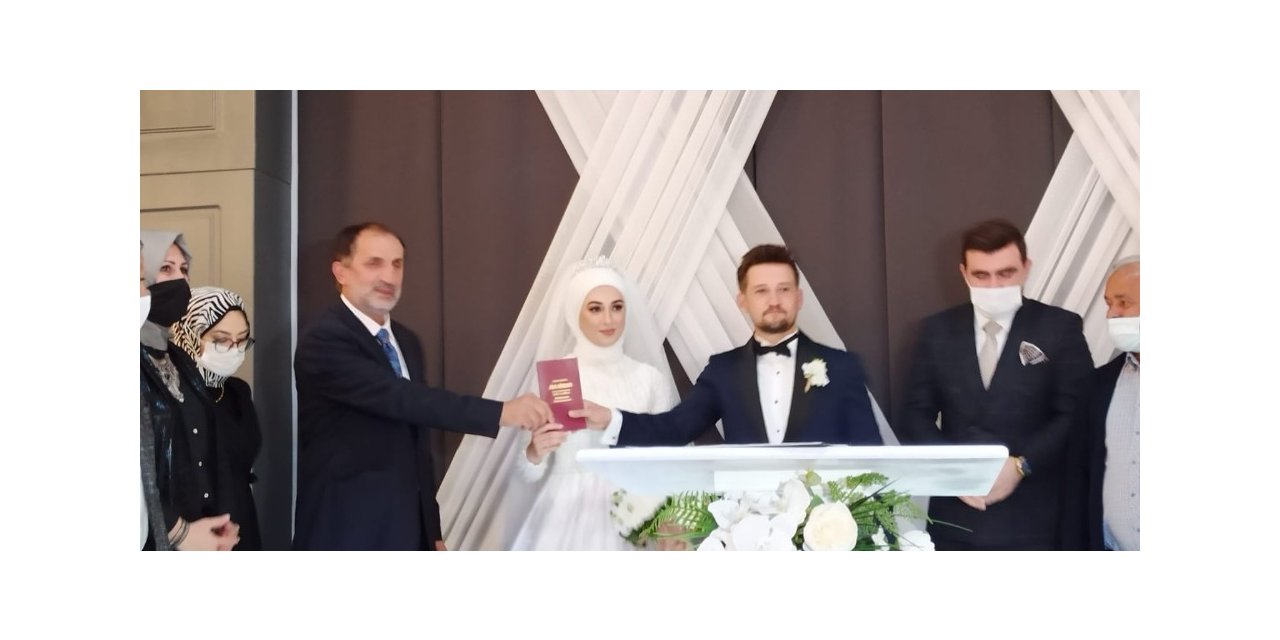 Belediye Başkanı Şahin kızına nikah cüzdanının kendisi verdi