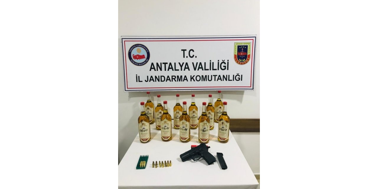 Antalya’da 11 şişe kaçak viski ele geçirildi
