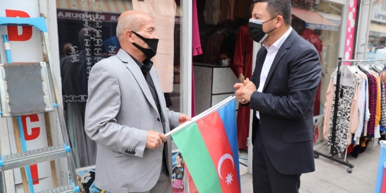 Nevşehir Belediyesi tarafından vatandaşlara Türk ve Azerbaycan bayrakları dağıtıldı