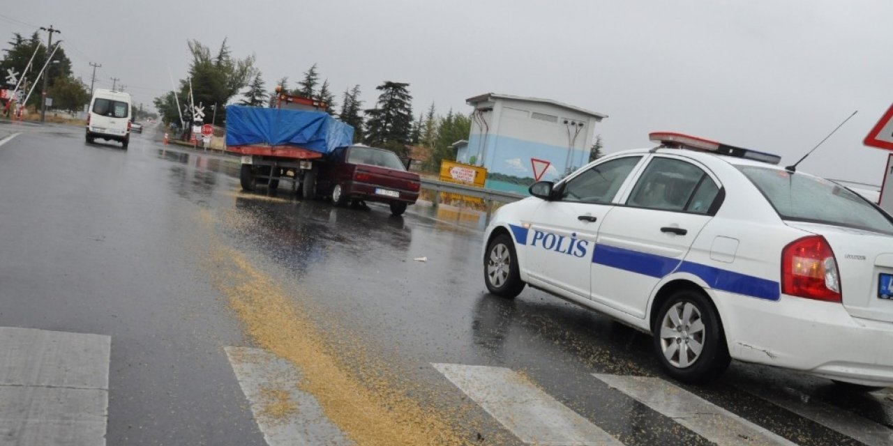 Konya’da traktör ile otomobil çarpıştı: 2 yaralı