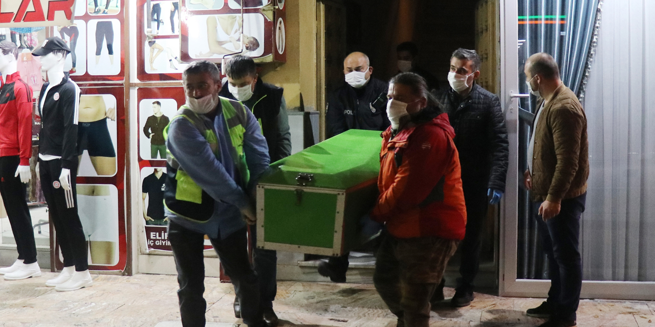 Karantinadaki oğlu ve gelininin ziyaretine gidemediği 60 yaşındaki adam evinde ölü bulundu