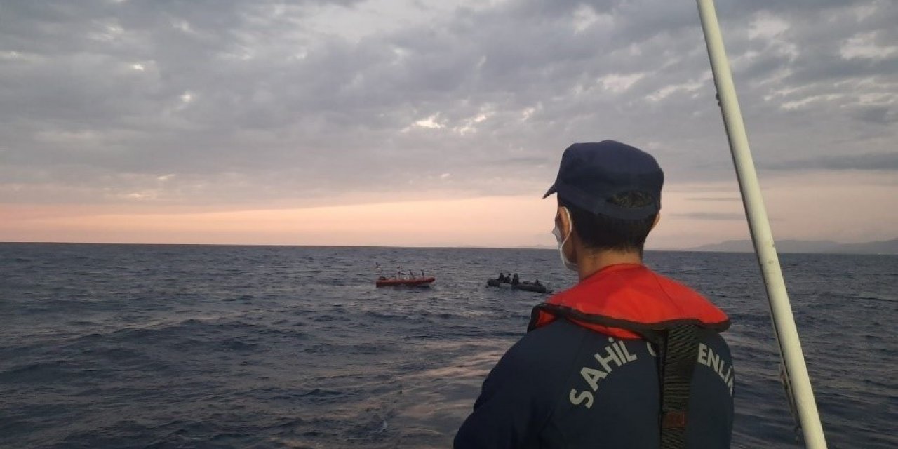 İzmir’de Yunan unsurları tarafından geri itilen 78 düzensiz göçmen kurtarıldı