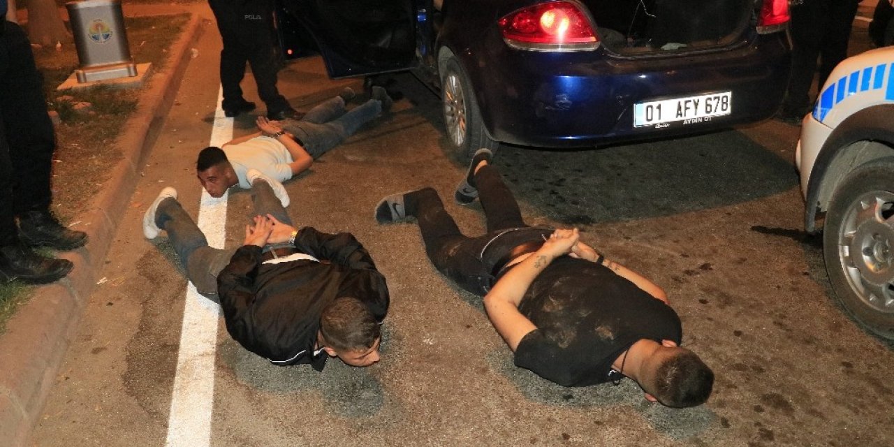 10 kilometre kaçtıktan sonra yakalanan otomobilde ruhsatız pompalı tüfek çıktı