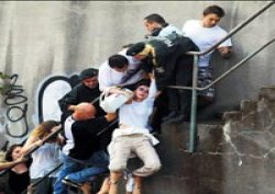 Yerde yatanların yüzlerinde ayak izleri vardı