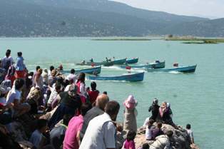 Balıkçı tekneleri altın için yarıştı
