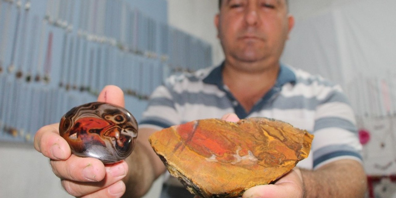 Dağlardan topladığı taş parçalarını göz alıcı güzelliğe dönüştürüyor