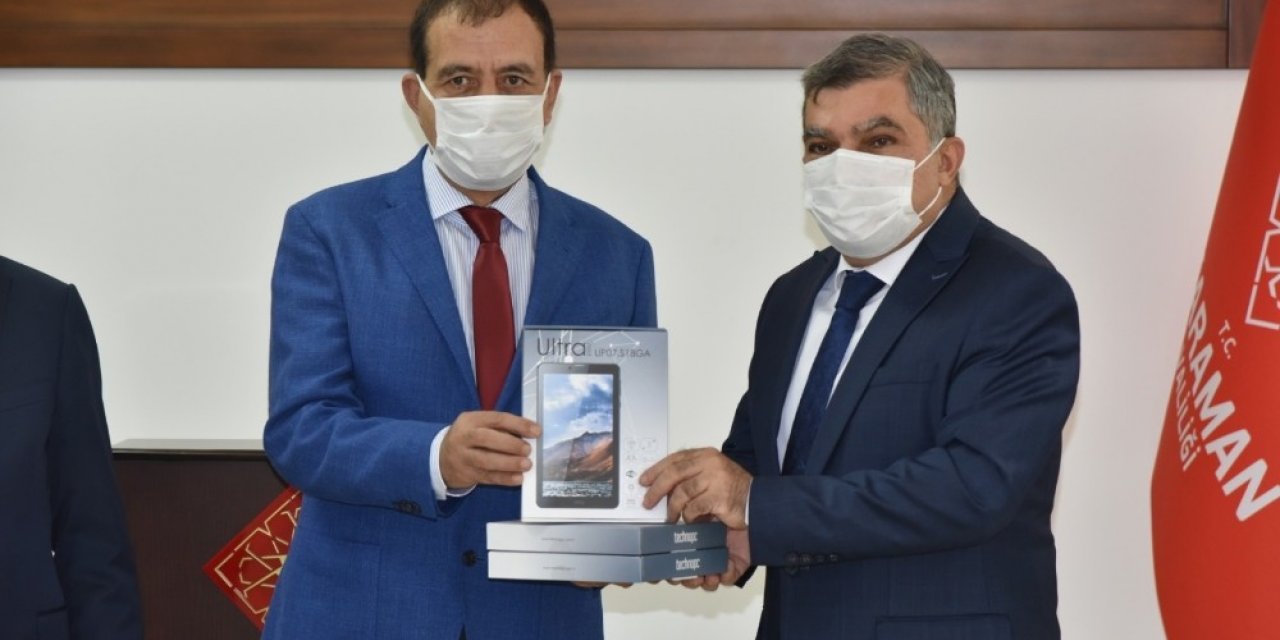 Karaman’da iş adamlarından uzaktan eğitime 400 adet tablet desteği