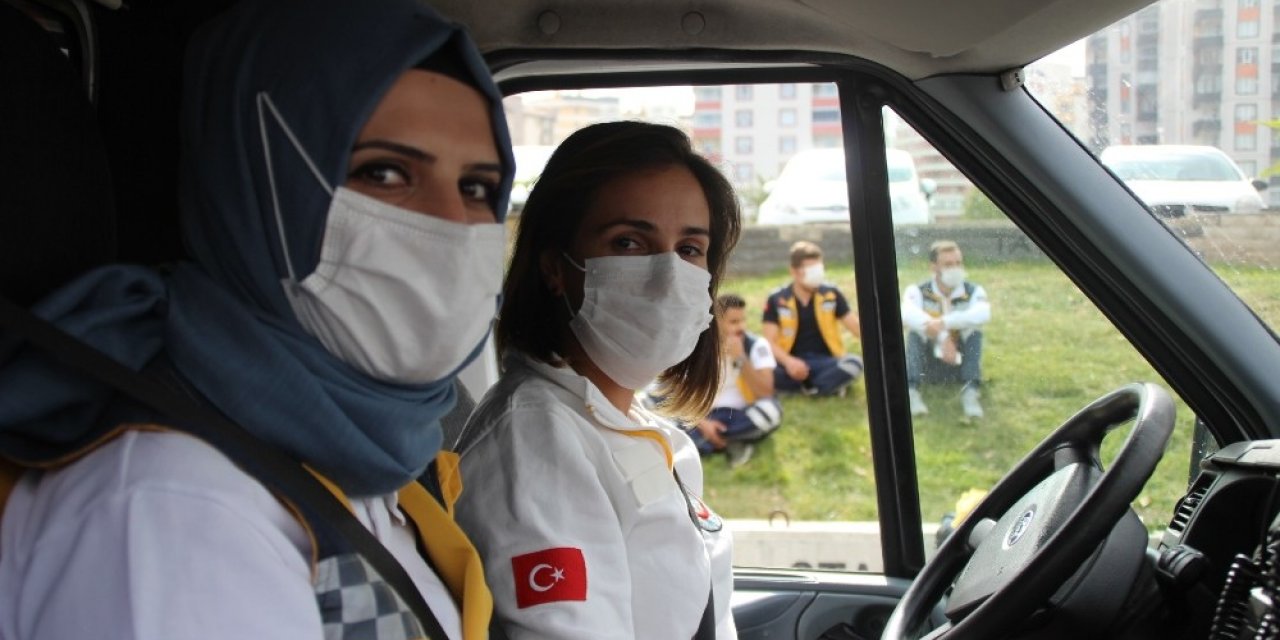 Kadın ambulans şoför adaylarına zorlu eğitim