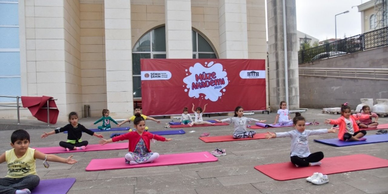 Pandemi sürecinden bunalan çocuklar yoga ile rahatladılar
