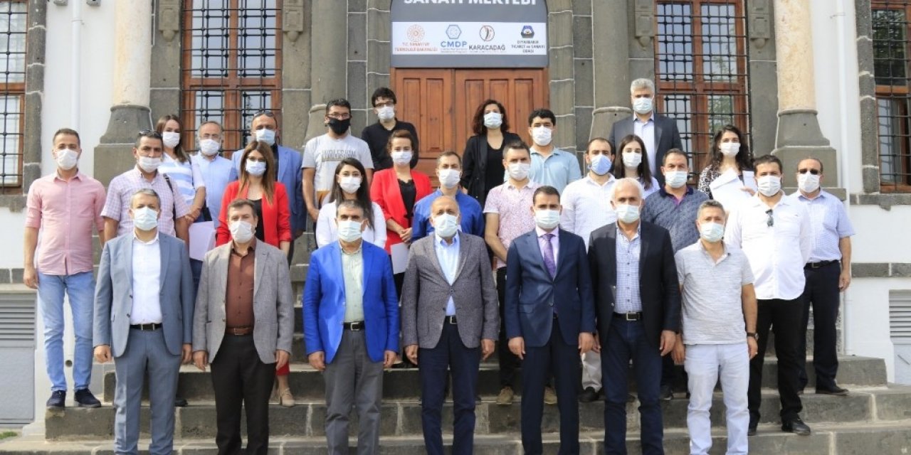 Diyarbakır Sanayi Mektebinde eğitim programını tamamlayan katılımcılara sertifikaları verildi