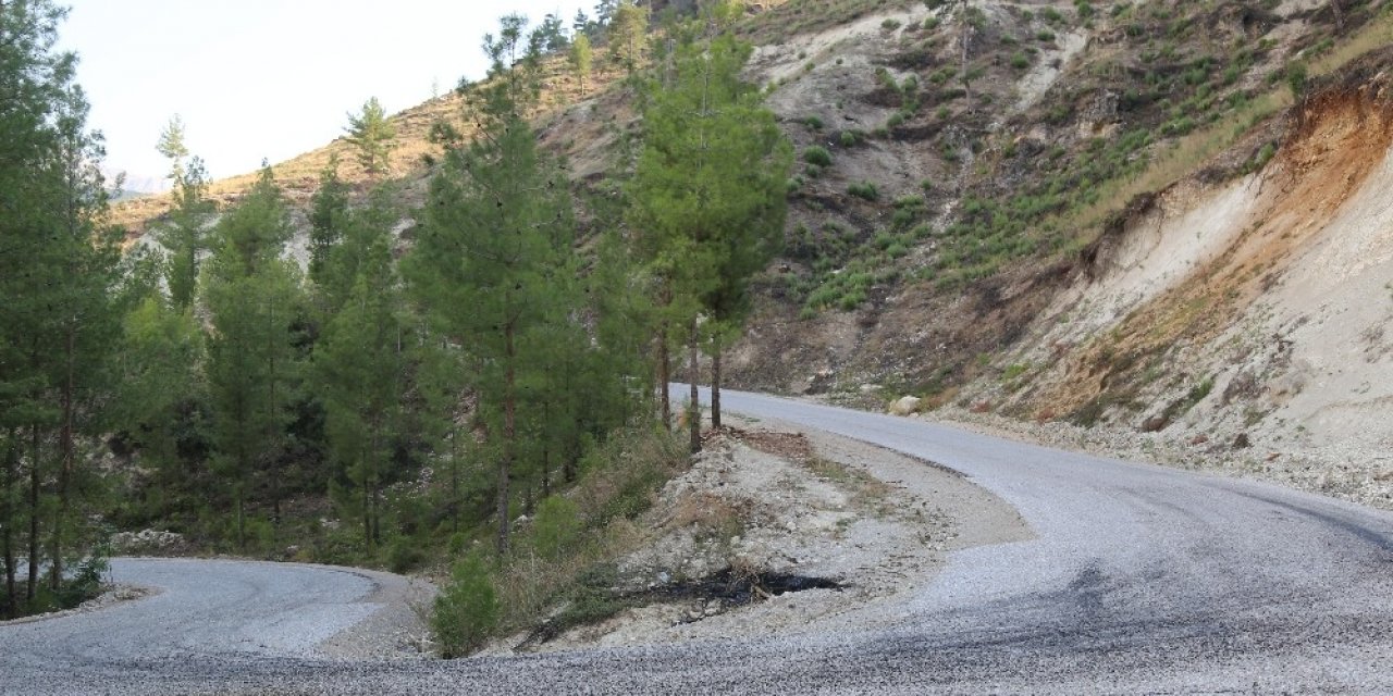 Çameli’nde yollar mıcırdan temizledi