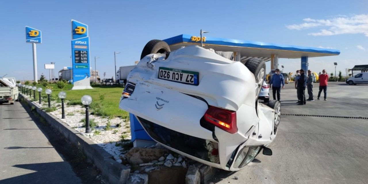 Kamyonetle çarpışan otomobil takla attı: 2 yaralı