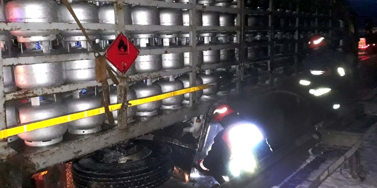 Faciadan dönüldü! Tüp gaz yüklü kamyonda çıkan yangın söndürüldü