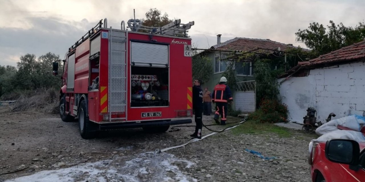 Manisa’da çiftlikte yangın çıktı 800 saman balyası kül oldu