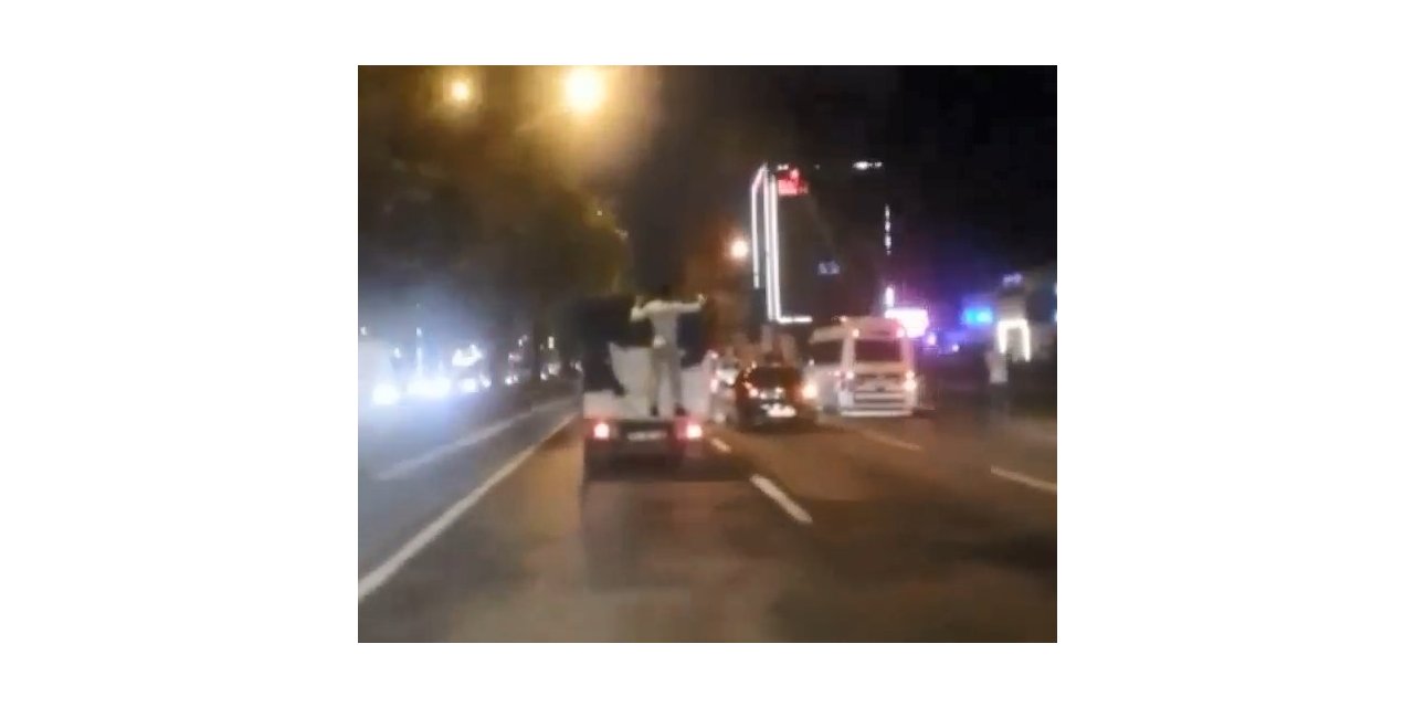 Kamyonet arkasında tehlikeli yolculuk