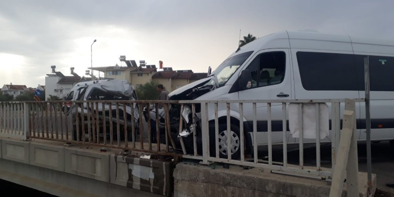 Antalya’da servis aracı ve otomobil çarpıştı: 1 yaralı