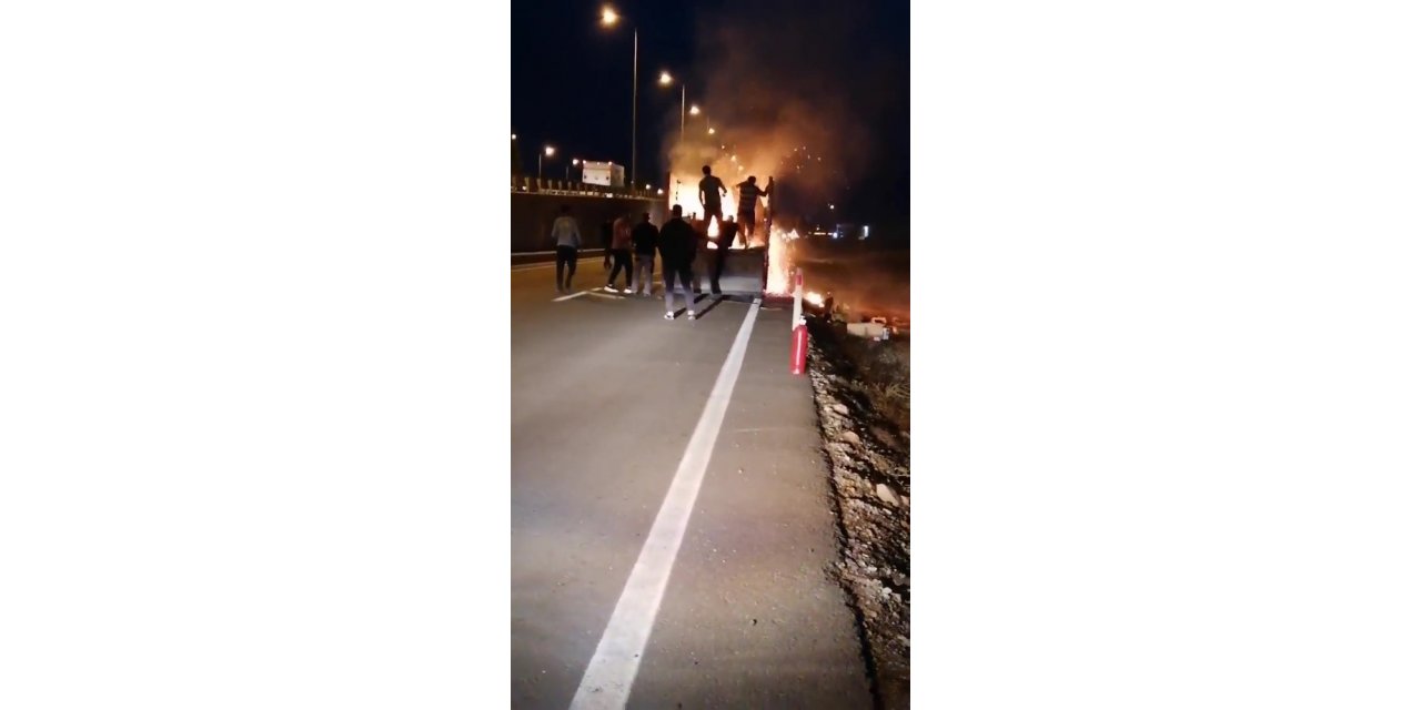 Kamyonet kasasındaki yangını söndürmek için seferber oldular