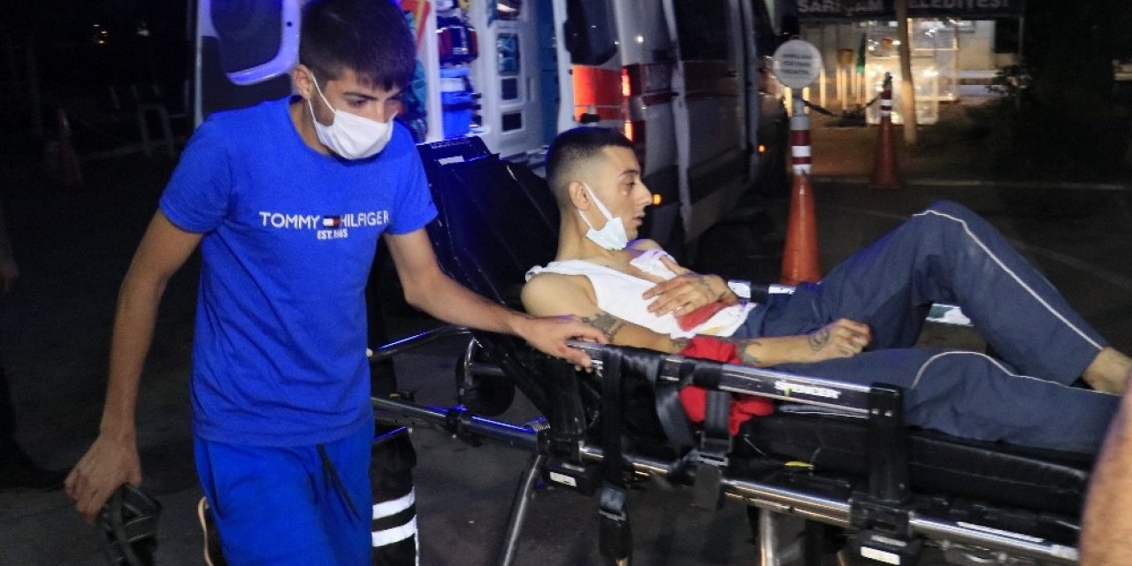 İki grup arasında çıkan kavgada göğsünden bıçaklandı