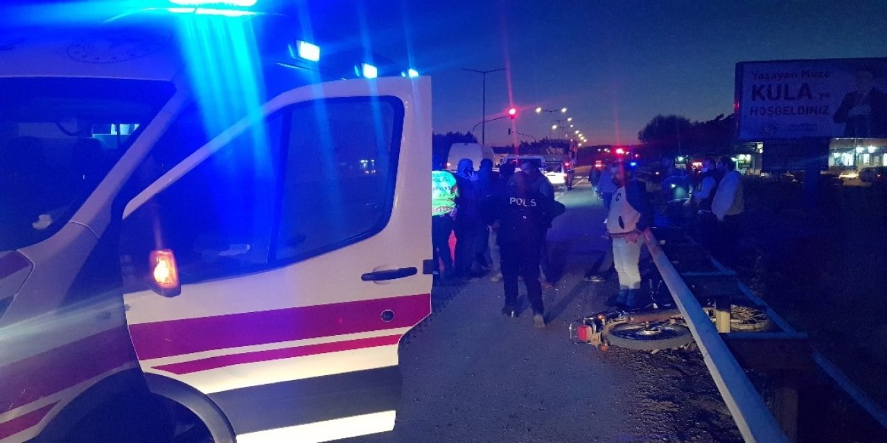 Motosikletten savrulup başını bariyerlere çarptı
