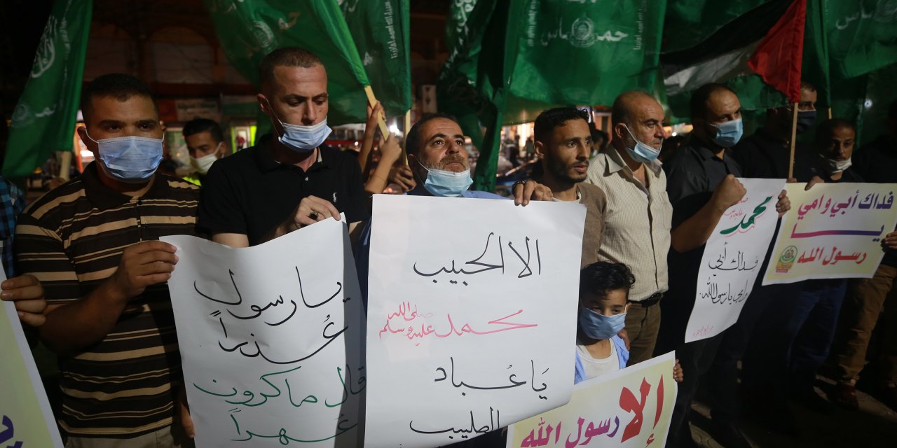 Fransa'nın İslam karşıtı tutumu Gazze ve Batı Şeria'da protesto edildi