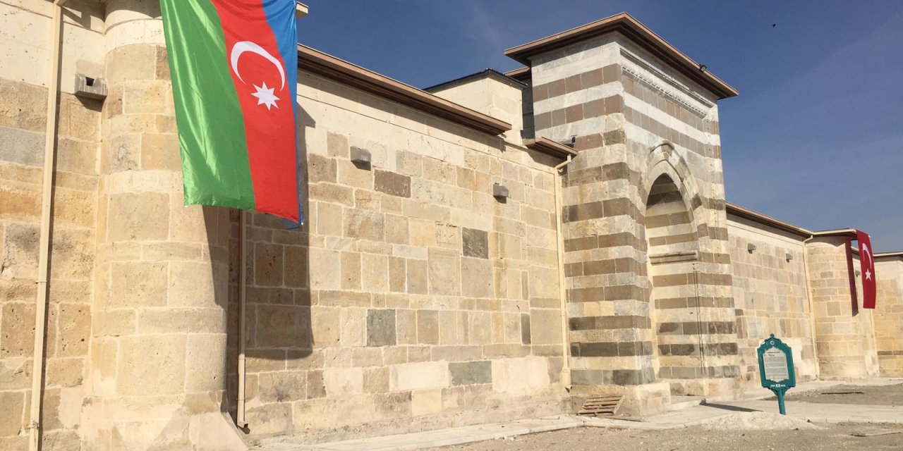 Konya'daki Zazadın Hanı'na asılan Azerbaycan bayrağı vatandaşları duygulandırdı
