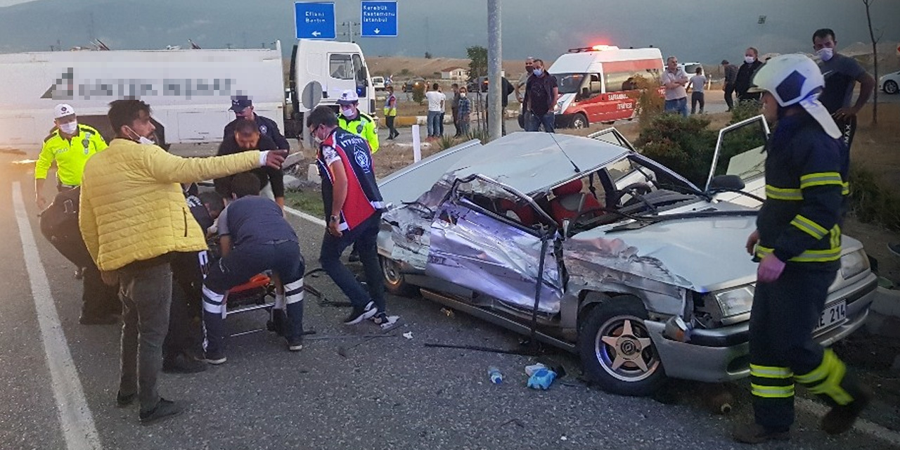 Su tankeri otomobile çarptı! Araçta sıkışıp kalan 2 kişiyi itfaiye kurtardı