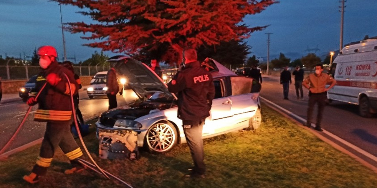Konya'da refüjdeki ağaca çarpan otomobilde sıkıştılar