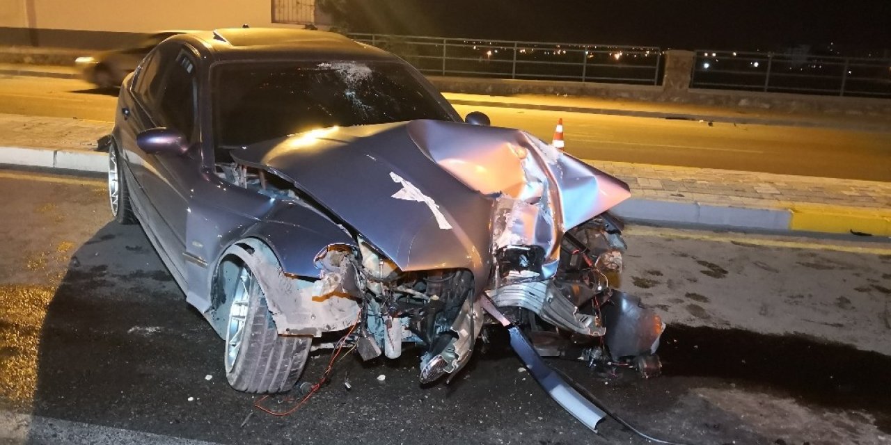Otomobilin devirdiği aydınlatma direği evin çatısına düştü