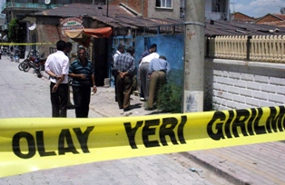 Dayısına ve kuzenine kurşun yağdırdı
