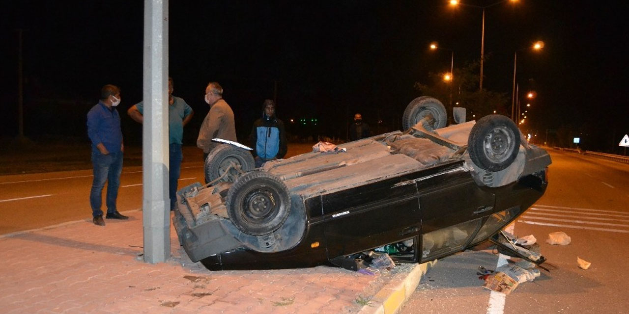 Ankara - Konya yolunda tırla çarpışıp refüjde takla attı