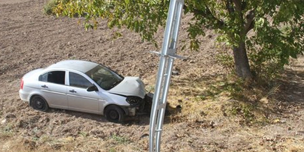 Beyşehir'de elektrik direğine çarpan otomobil tarlaya devrildi! 3 yaralı
