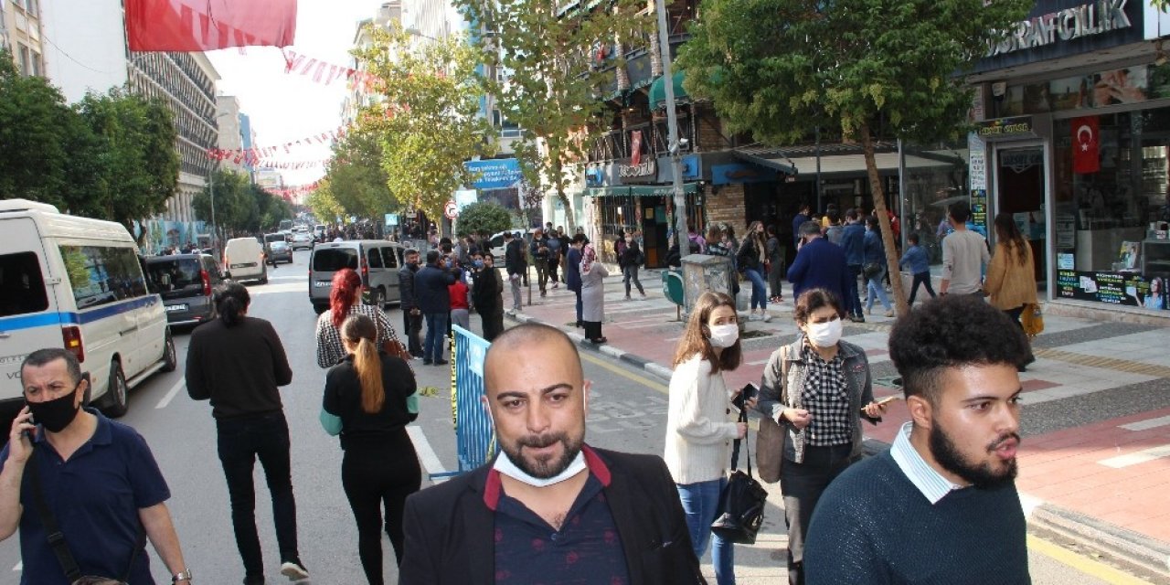 Şiddetli depremle Manisalılar sokağa fırladı