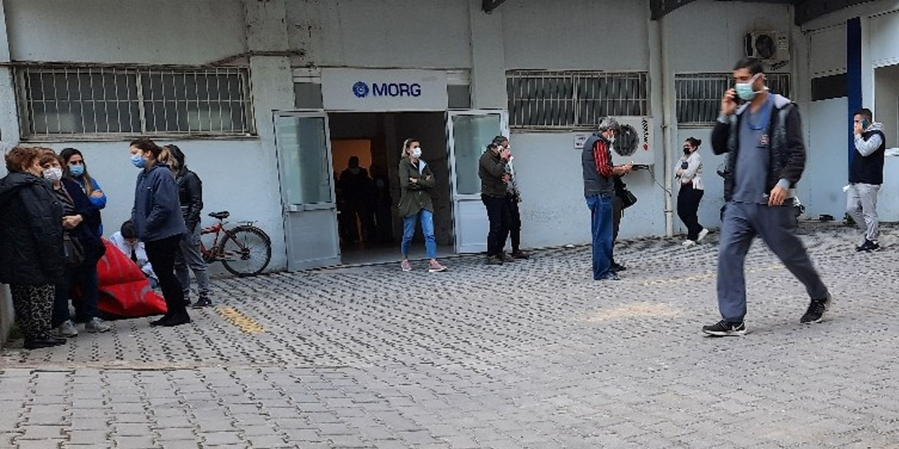 Depremin ardından morg önünde acı bekleyiş