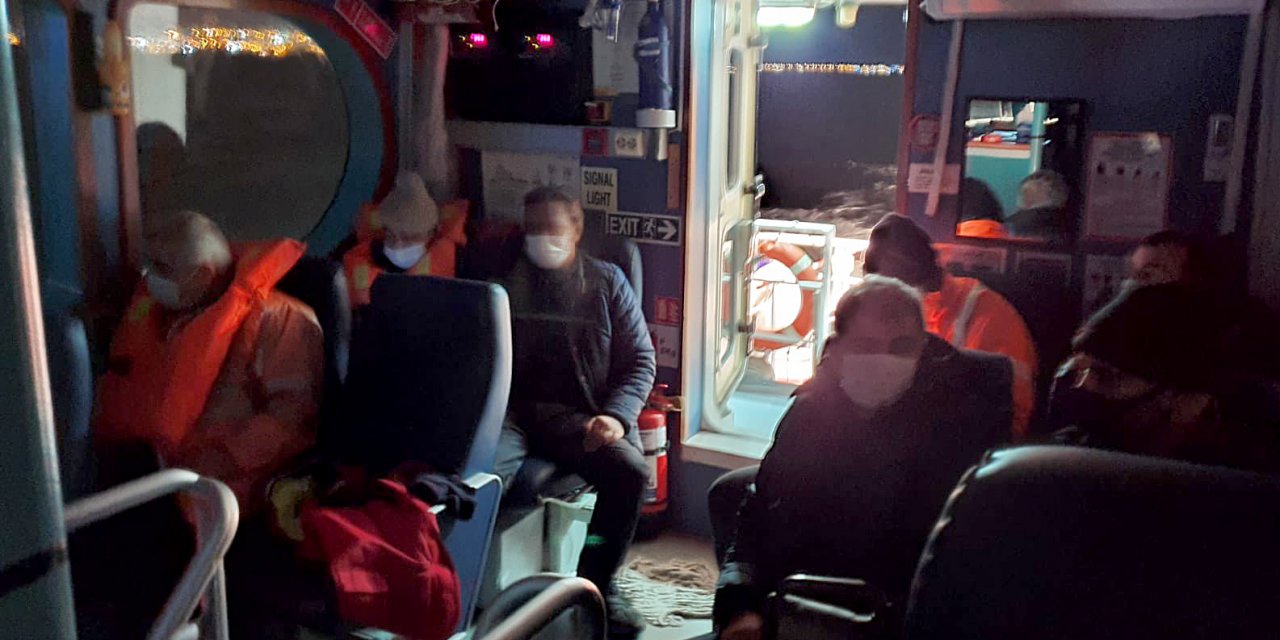 İstanbul'da tekne battı! 8 balıkçıyı kıyı emniyeti kurtardı