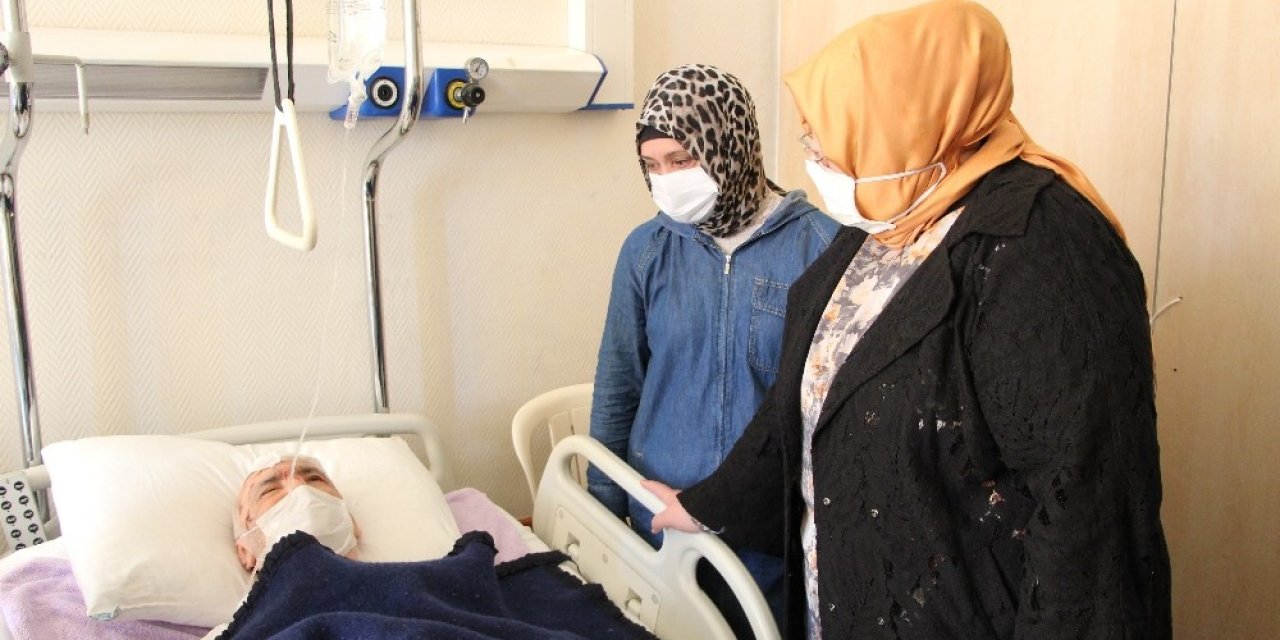 Bakan Selçuk depremzedeleri ziyaret etti