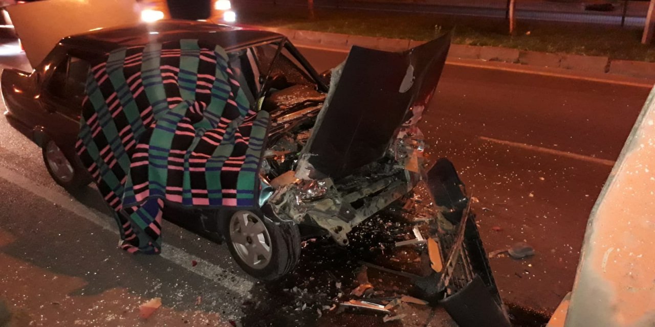 İş makinesi yüklü tıra arkadan çarpan otomobilde 1 ölü 1 yaralı