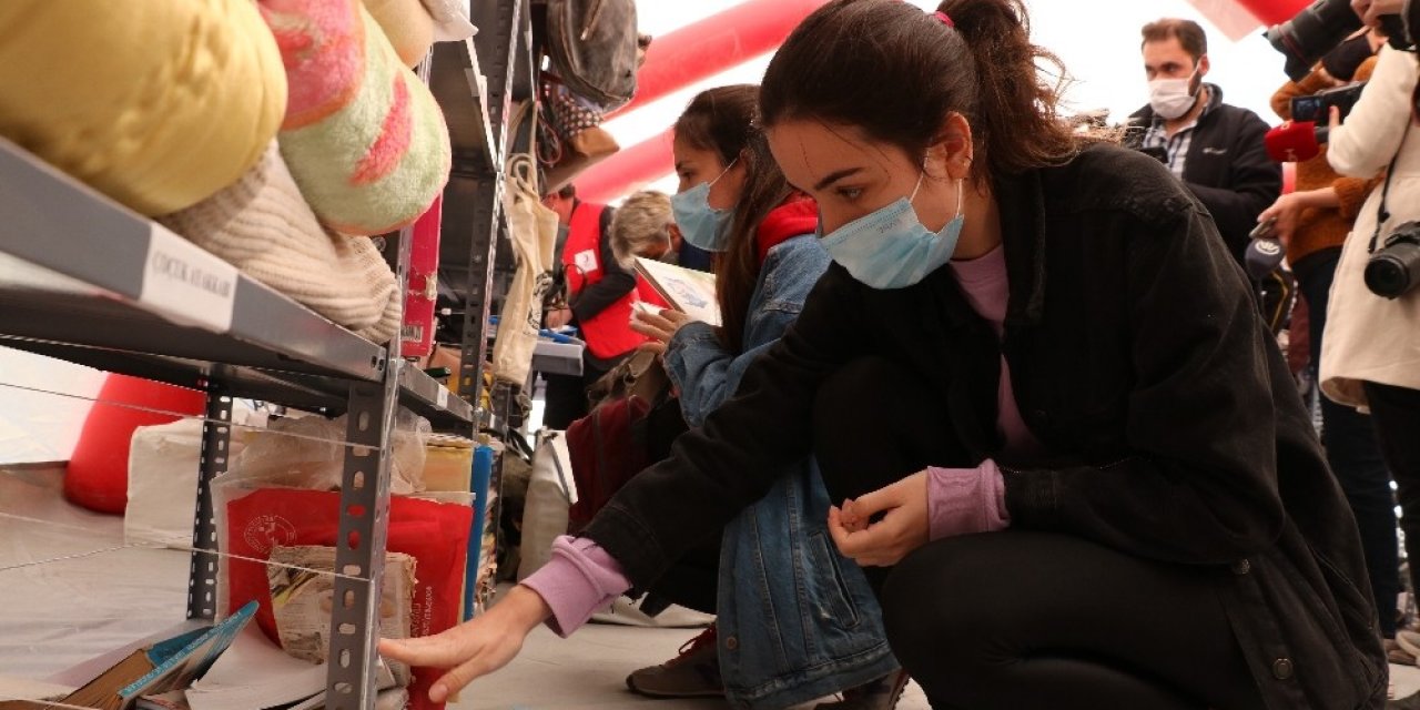 Enkazdan çıkan eşyalarını gören depremzedeler gözyaşlarını tutamadı