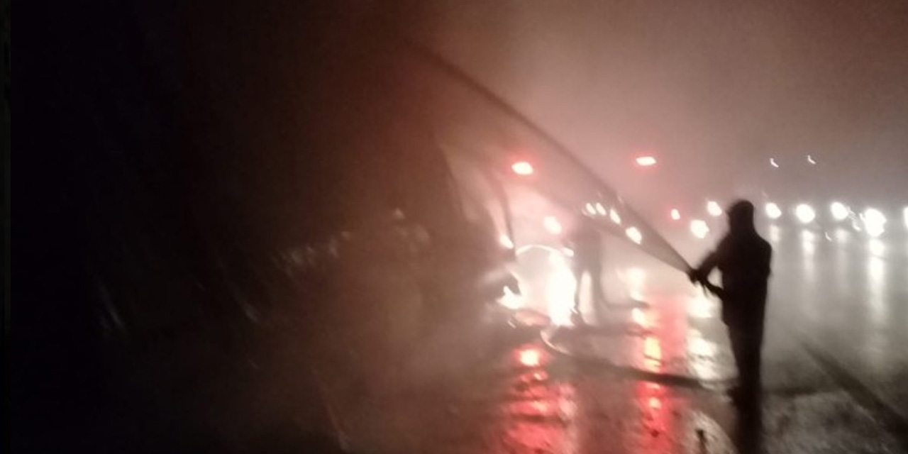 Elyaf yüklü tır alev alev yandı