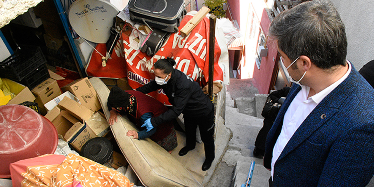 Ekipler şaşkına döndü! 2 evden 3 kamyon çöp çıktı