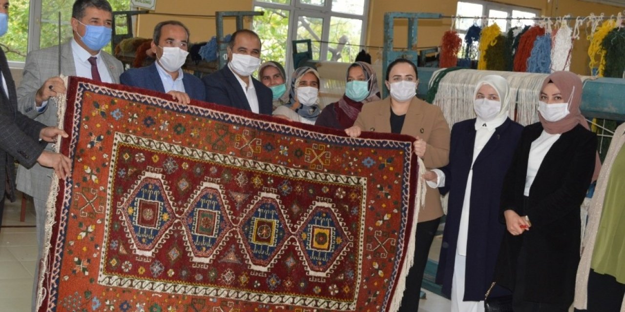 Kadınlar Cumhurbaşkanı Erdoğan için dokudu